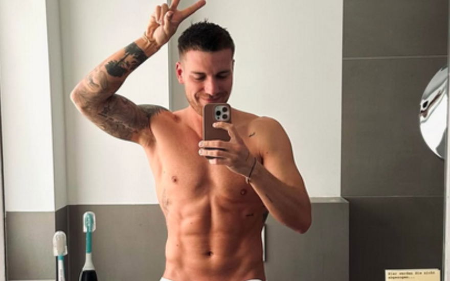 "Bachelor" Felix Stein oberkörperfrei vorm Spiegel