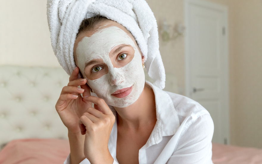 Frau mit Turban und Maske