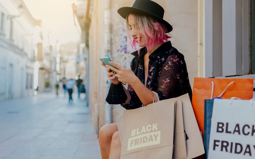 Frau shopping Smartphone black friday