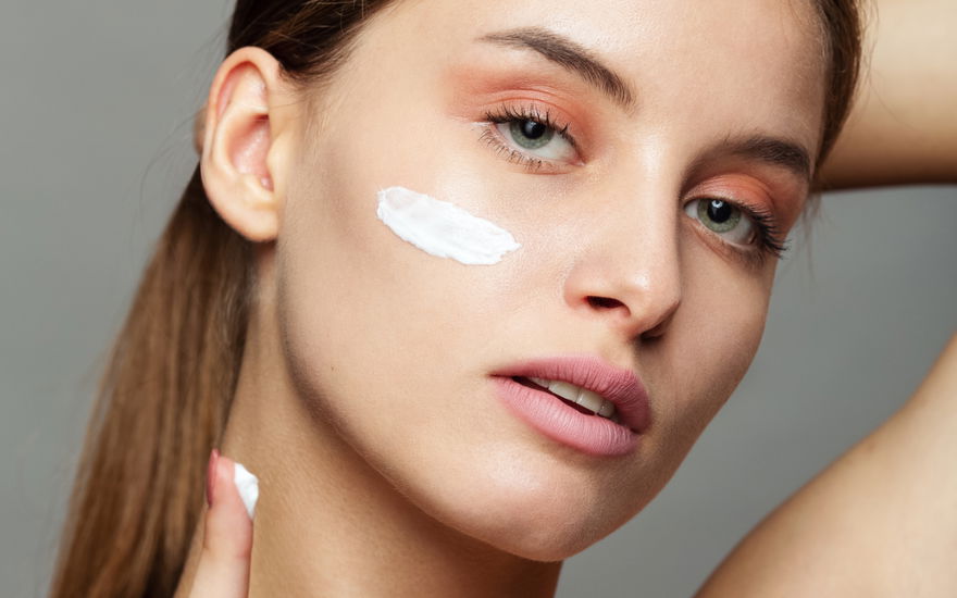 Frau Anti-Aging-Creme