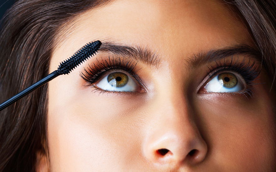 Frau trägt Mascara auf