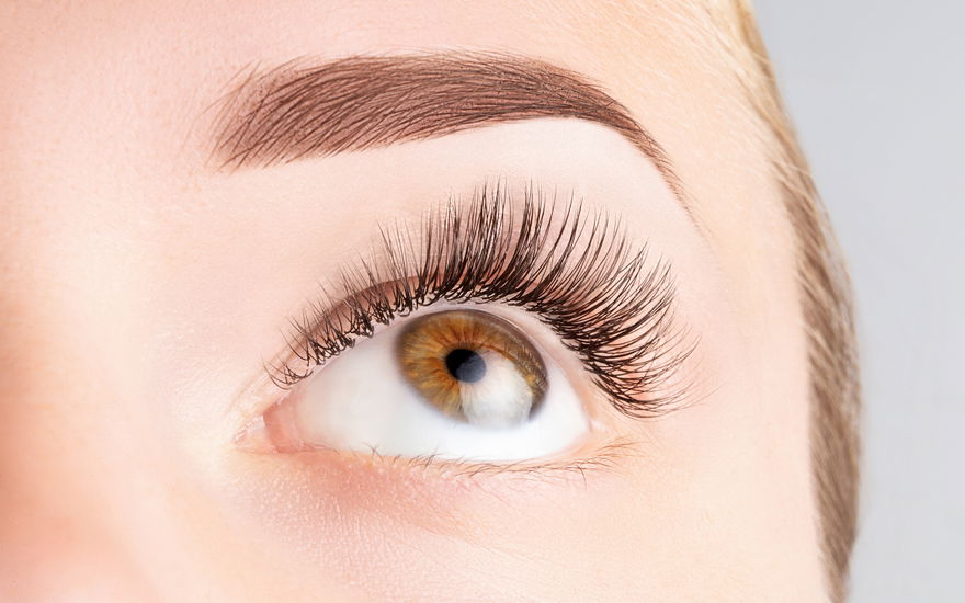 Frau schaut nach oben lange Wimpern