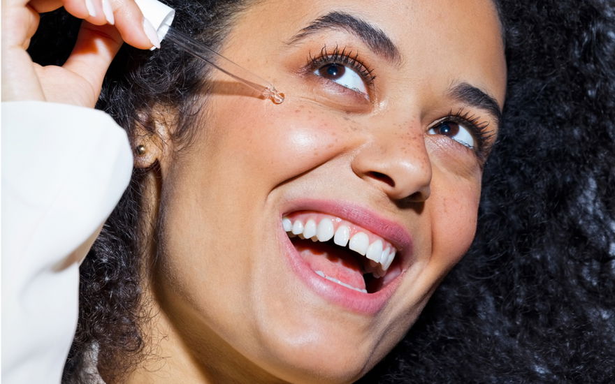 frau lächelt Serum
