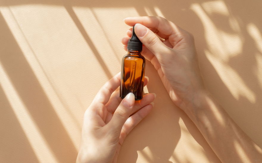 Frau mit Serum in der Hand