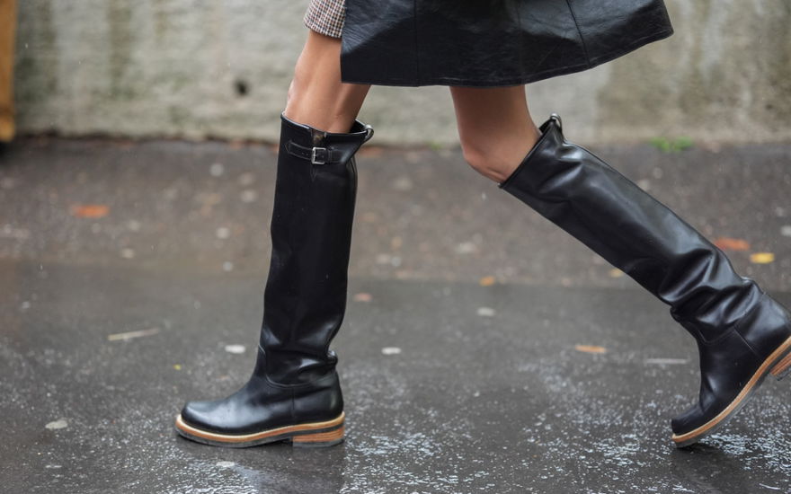 Frau trägt Stiefel im Regen