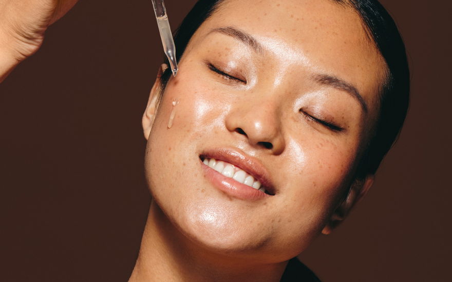 Frau Anti-Aging-Serum
