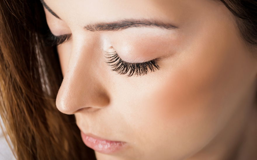 Frau mit sehr langen Wimpern, geschlossene Augen