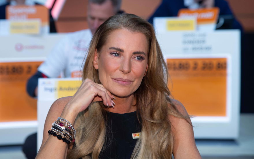 Giulia Siegel guckt traurig zur Seite