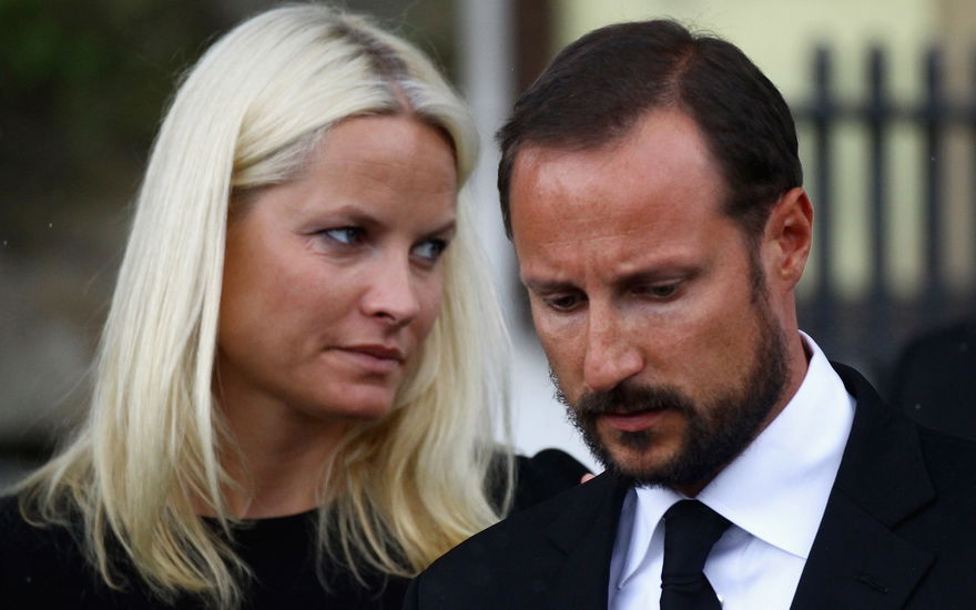 Haakon und Mette-Marit nachdenklich