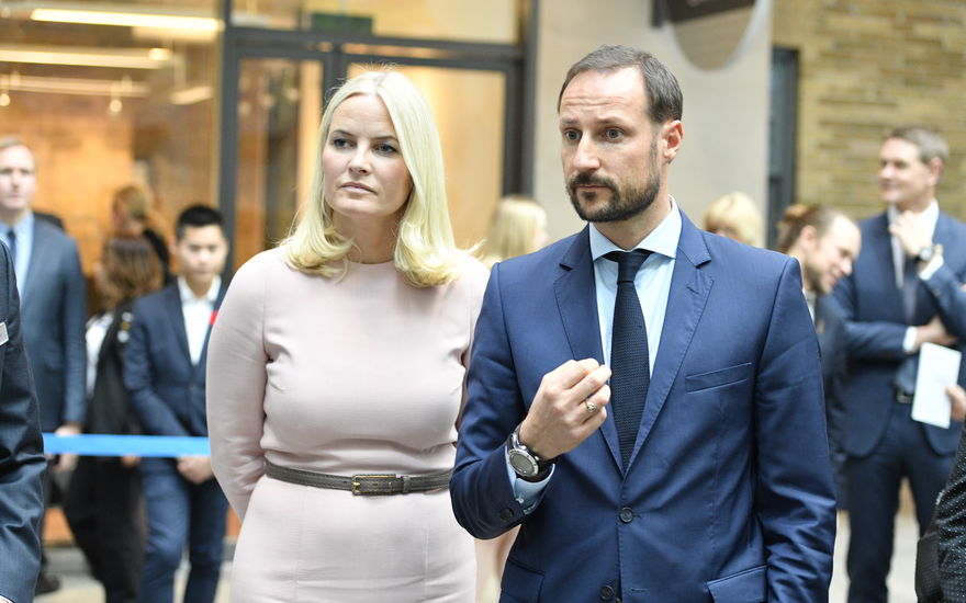 Prinz Haakon und Mette-Marit von Norwegen ernst