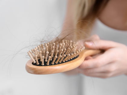 Haarbürste reinigen: Mit diesen Tricks geht’s ganz einfach