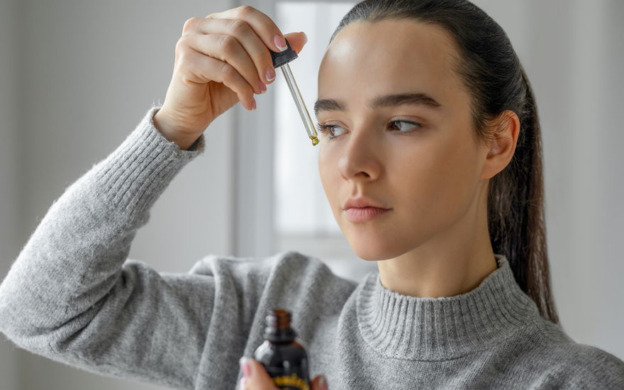 Frau trägt Serum auf
