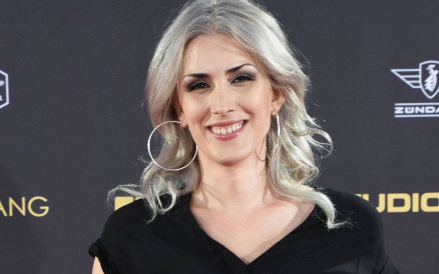 Hayal Kaya lacht