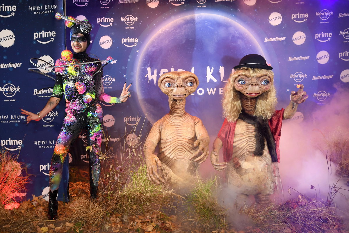 Heidi Klum und Tom Kaulitz als E.T. an Halloween 2024 mit Bill Kaulitz als Universum