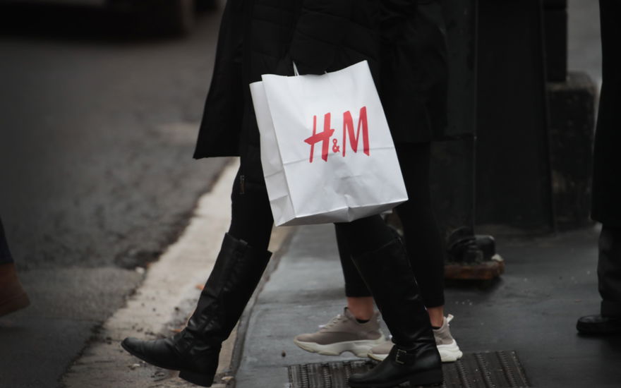 Frau mit H&M Tüte auf Straße