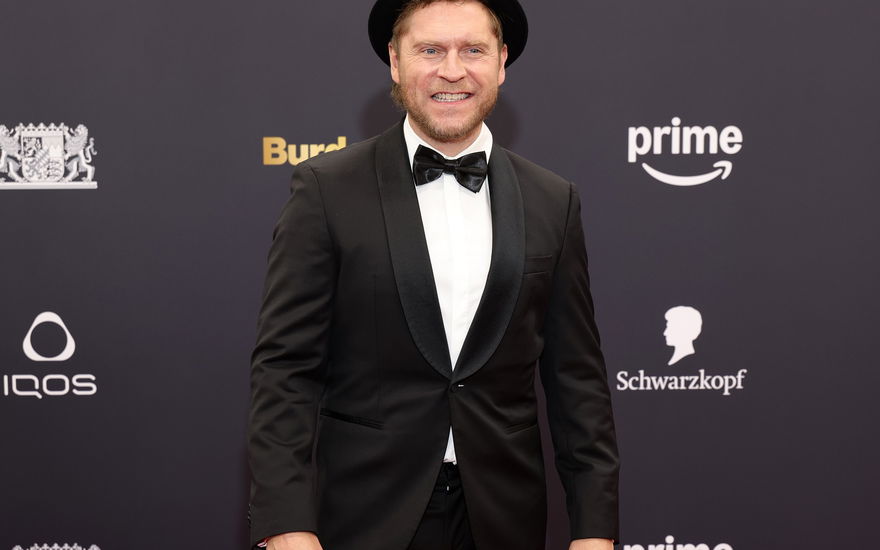 Johannes Oerding mit Hut beim Bambi 2024