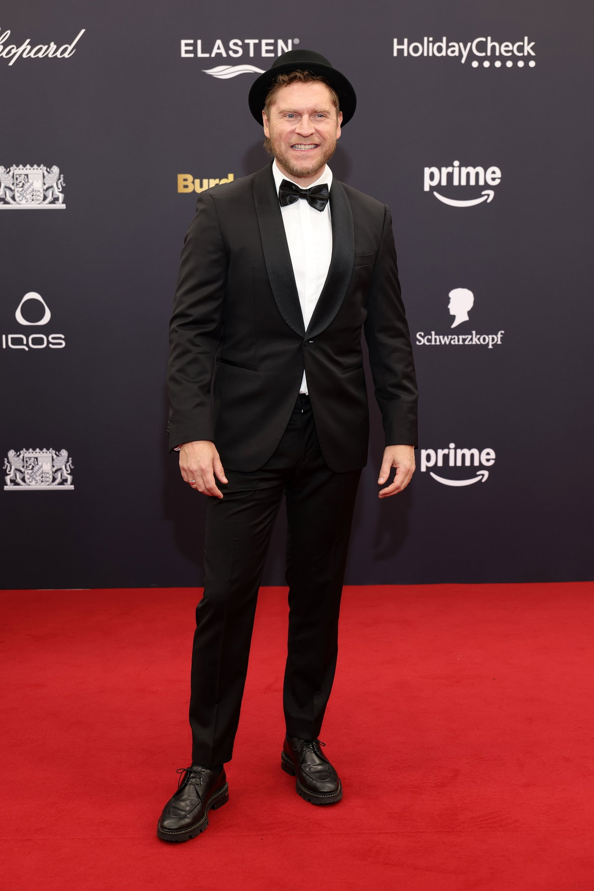 Johannes Oerding mit Hut beim Bambi 2024