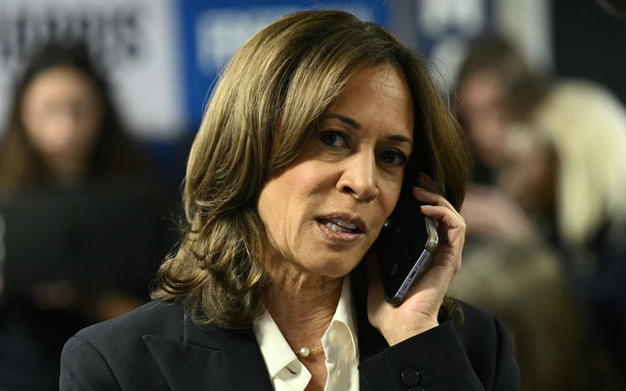 Kamala Harris telefoniert