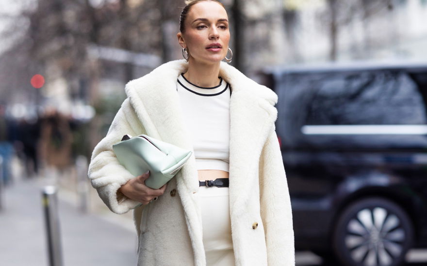 Frau in Teddy-Jacke Street Style