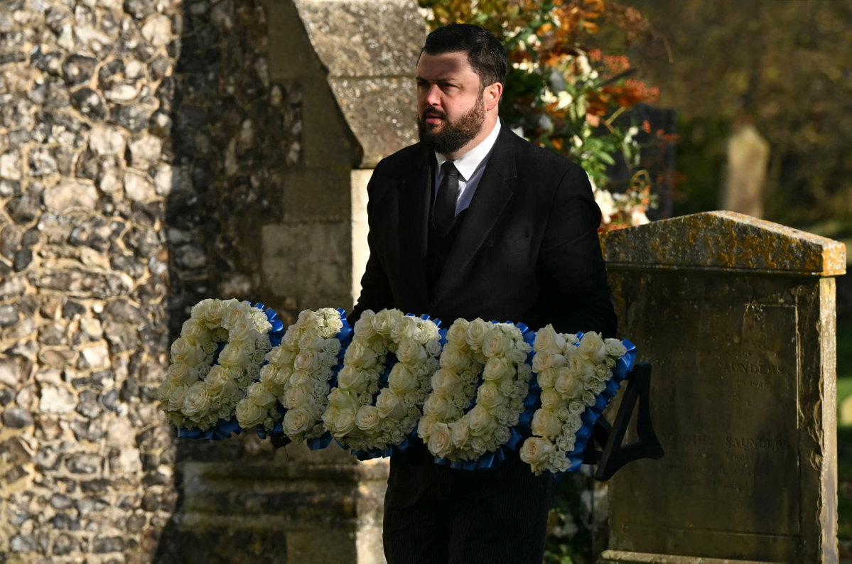 Blumengesteck mit Schriftzug "Daddy" bei Liam Paynes Beerdigung
