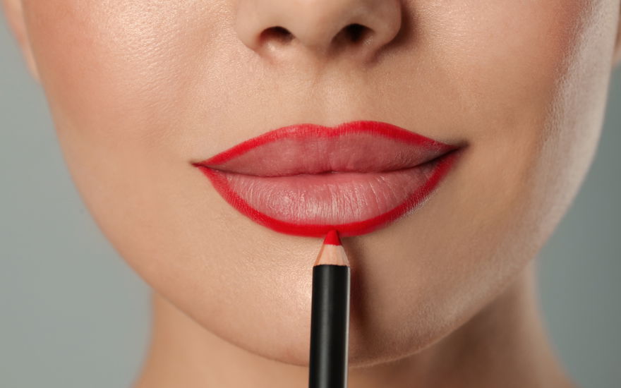 Frau betont Lippen mit Lipliner