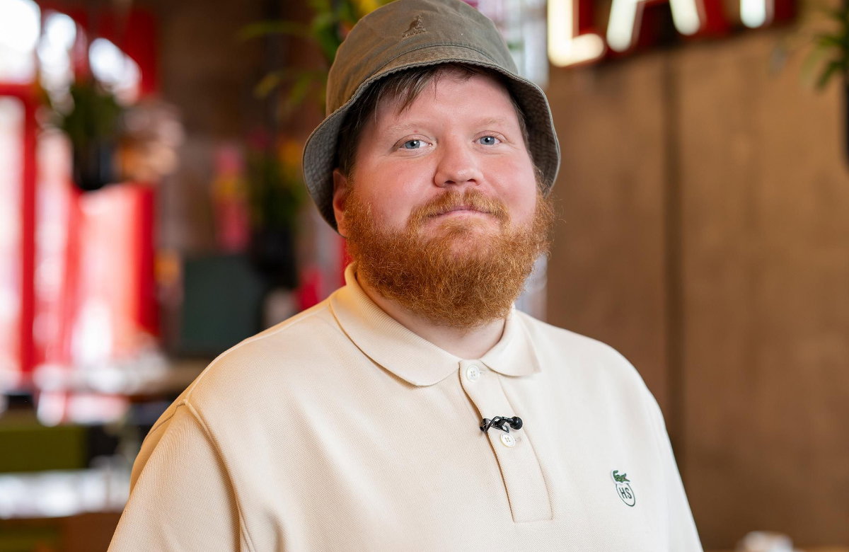 Koch Lukas Mraz mit Mütze