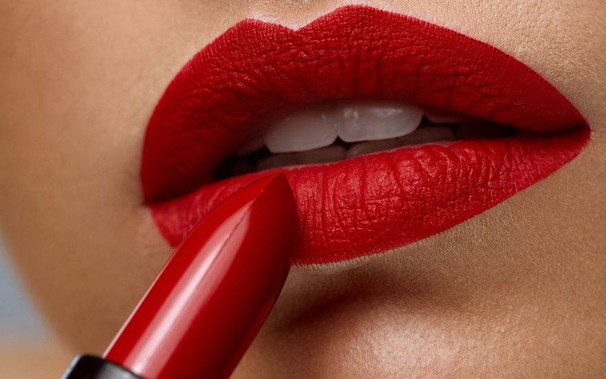 Matter Lippenstift auf Lippen