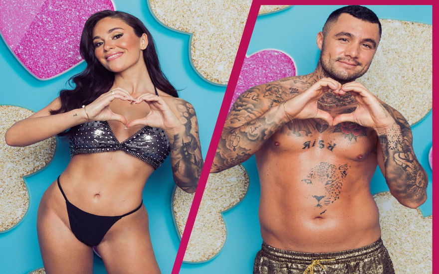 Melissa Damilia und Danilo Cristilli bei "Love Island VIP" zeigen ein Herz mit den Händen und lächeln