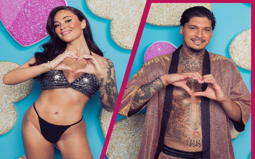 Melissa Damilia und Yasin Mohamed bei "Love Island VIP" zeigen ein Herz mit der Hand und lächeln