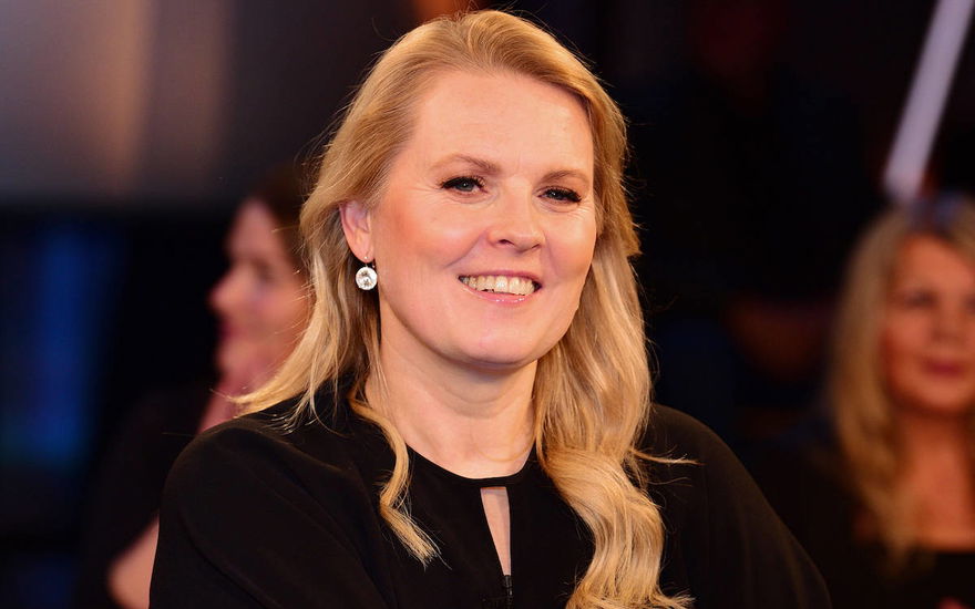 Patricia Kelly im schwarzen Kleid