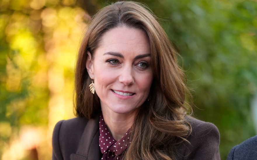 Kate lächelt zur Seite