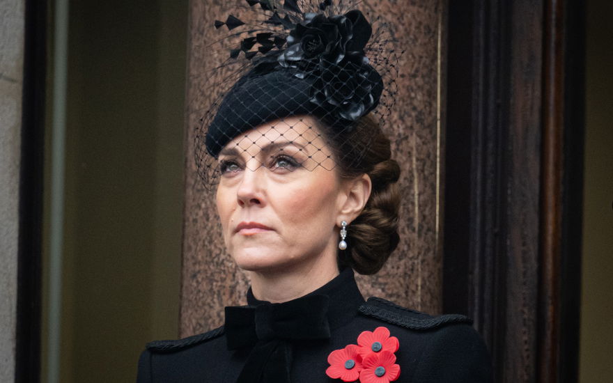 Prinzessin Kate guckt traurig