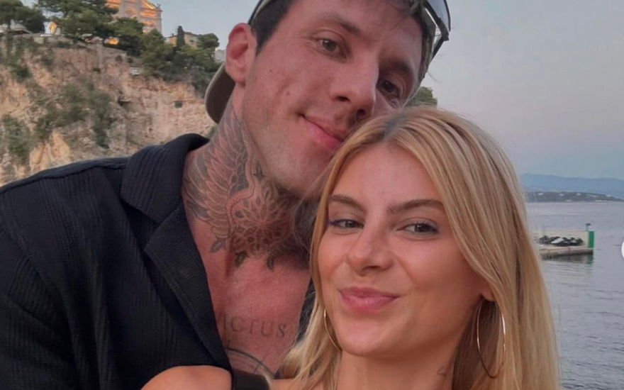 Romina Palm und Christian Wolf posieren am Strand und machen ein Selfie