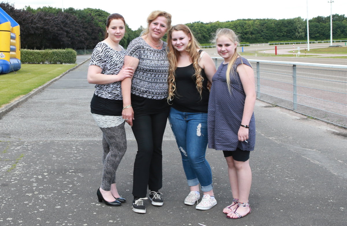 Sarafina, Silvia, sarah-Jane & Estefania Wollny auf einer Rennstrecke