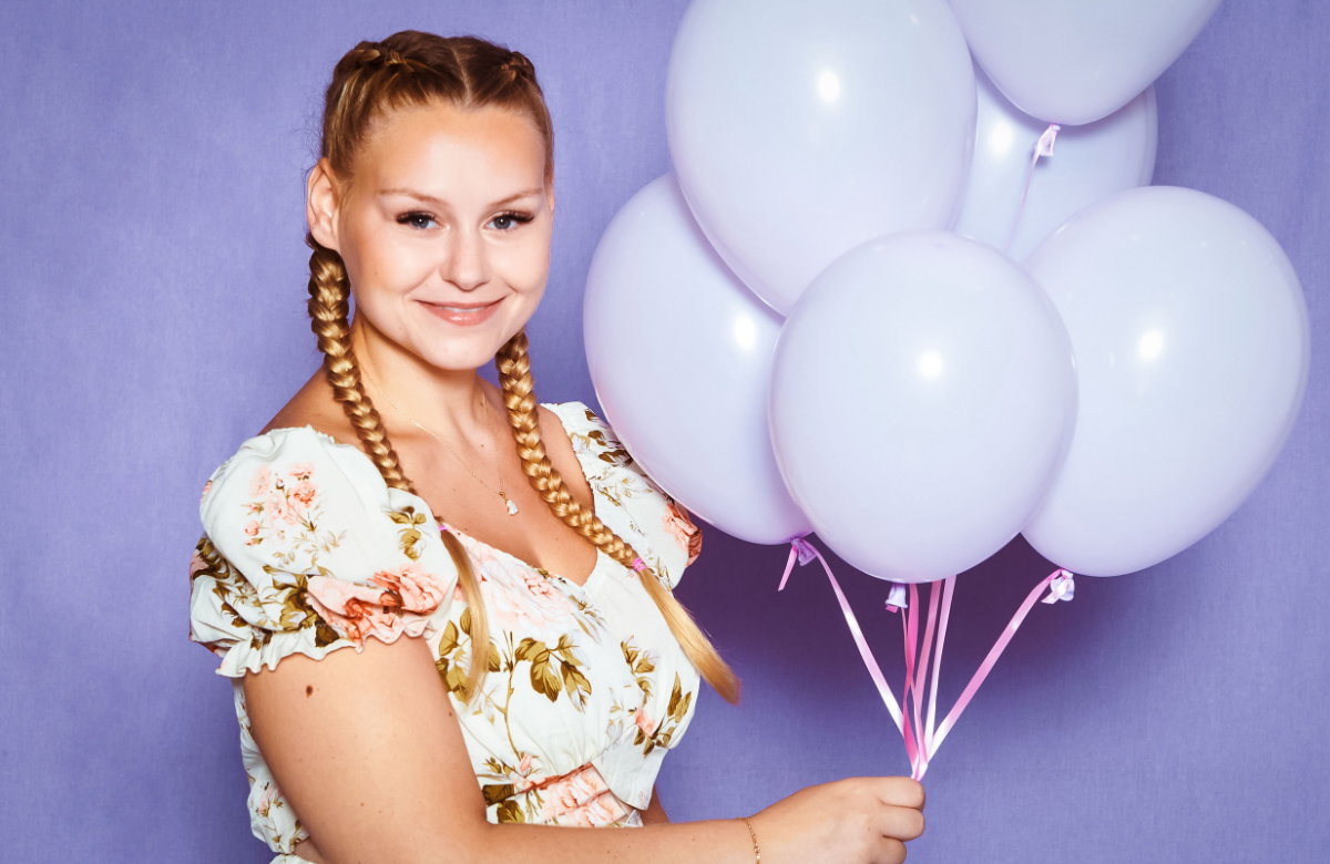 Sarah-Jane mit Luftballons in der Hand