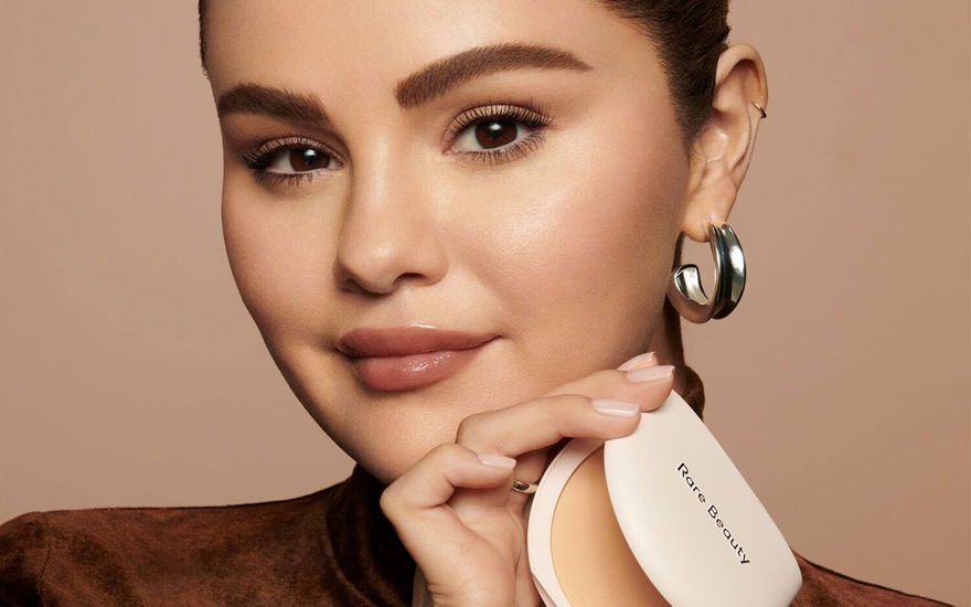 Selena Gomez mit Puder in der Hand
