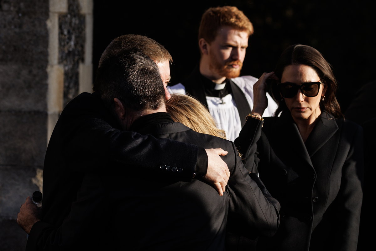 Simon Cowell umarmt Liam Paynes Eltern