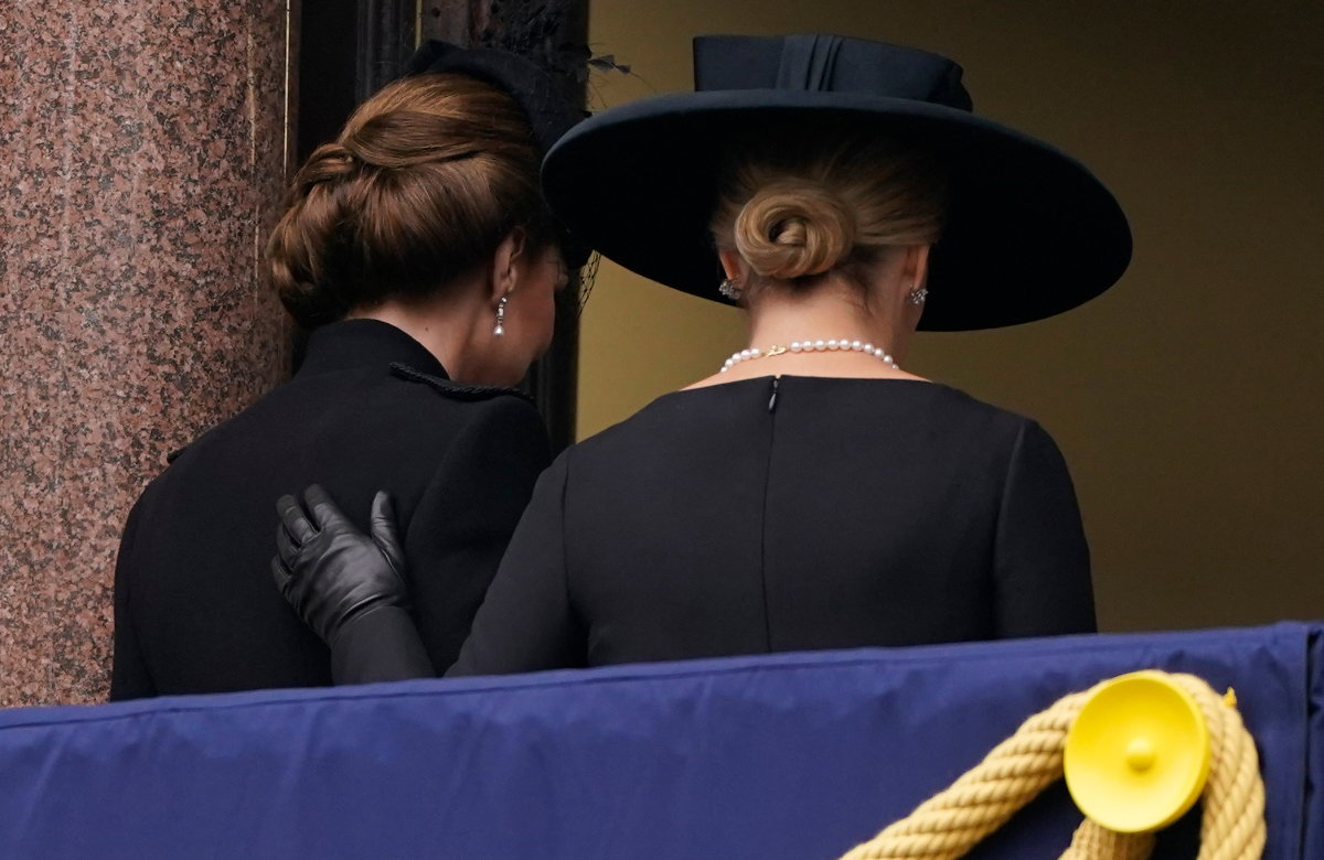 Sophie hat ihre Hand an Kates Rücken