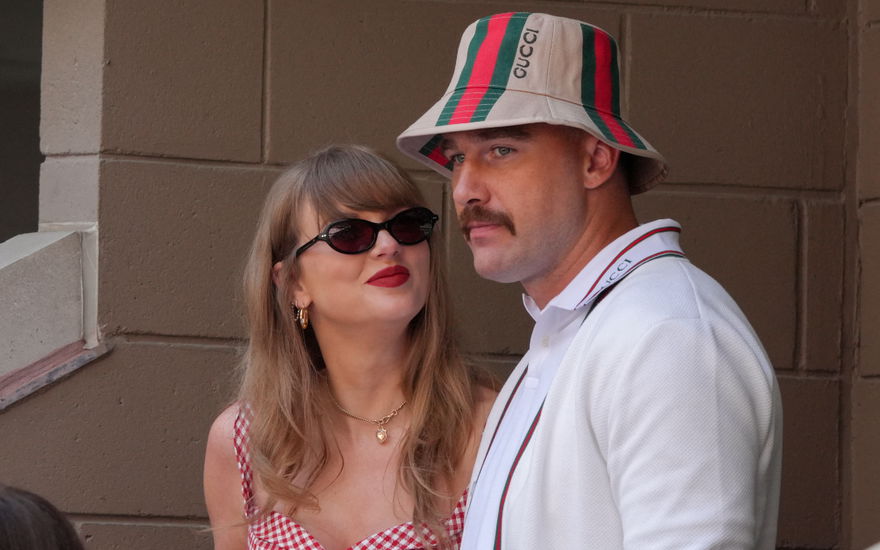 Taylor Swift lächelt Travis Kelce an