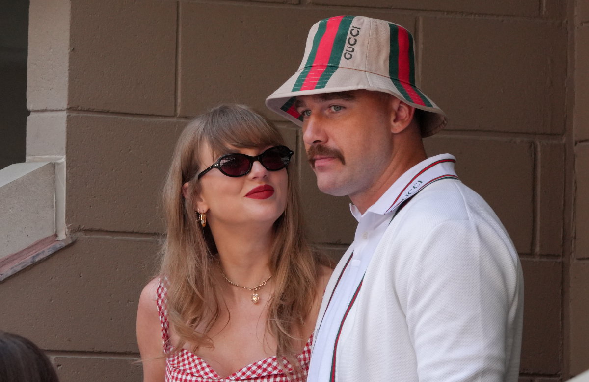 Taylor Swift lächelt Travis Kelce an