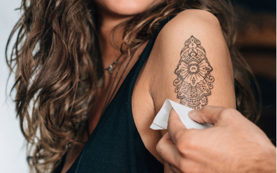 Frau bekommt Tattoo-Aufkleber