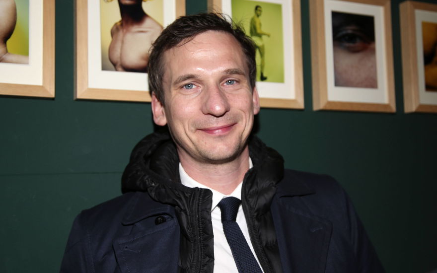 Schauspieler Till Firit lächelt