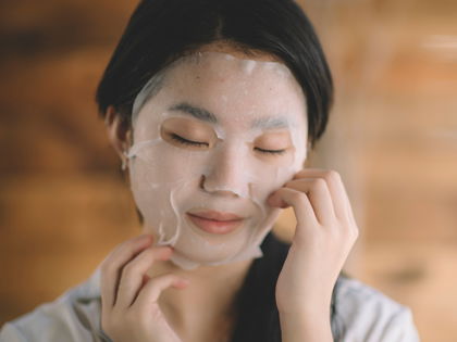 Bestseller in Japan: Diese Tuchmaske sorgt für einen Glass-Skin-Effekt