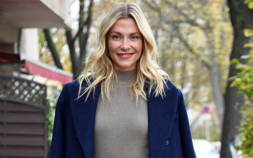 Valentina Pahde im herbst auf Straße