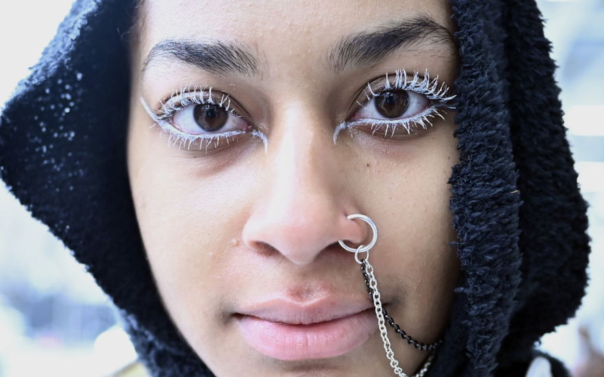 Frau mit weißen Wimpern