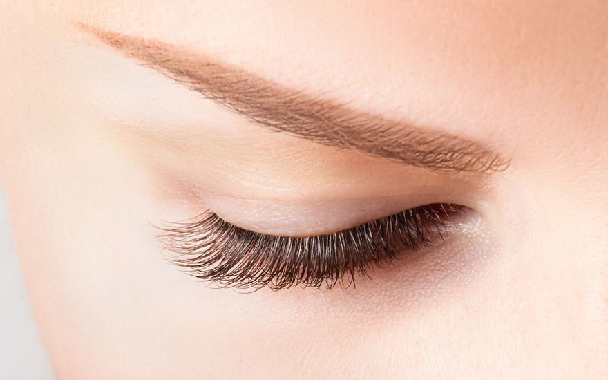 Frau lange Wimpern