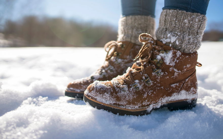 Frau im Schnee mit Stiefeln