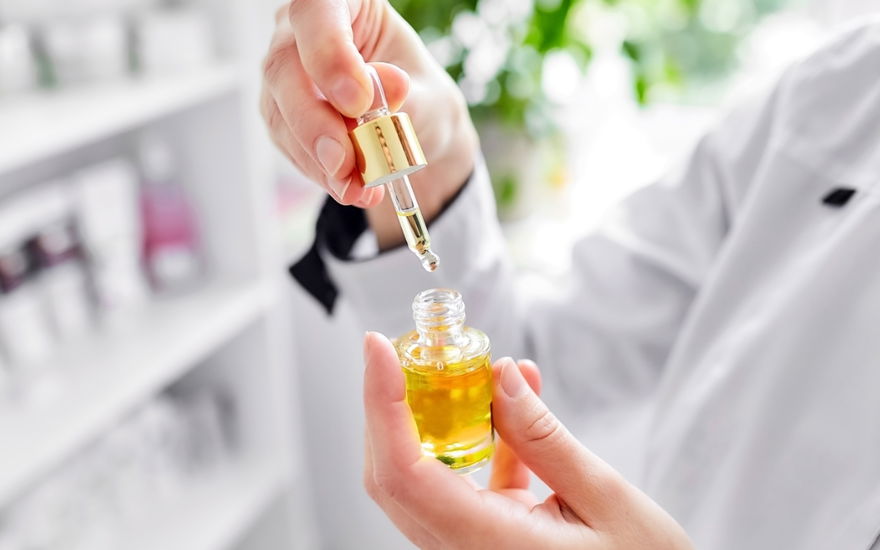 Dermatolgin mit Serum