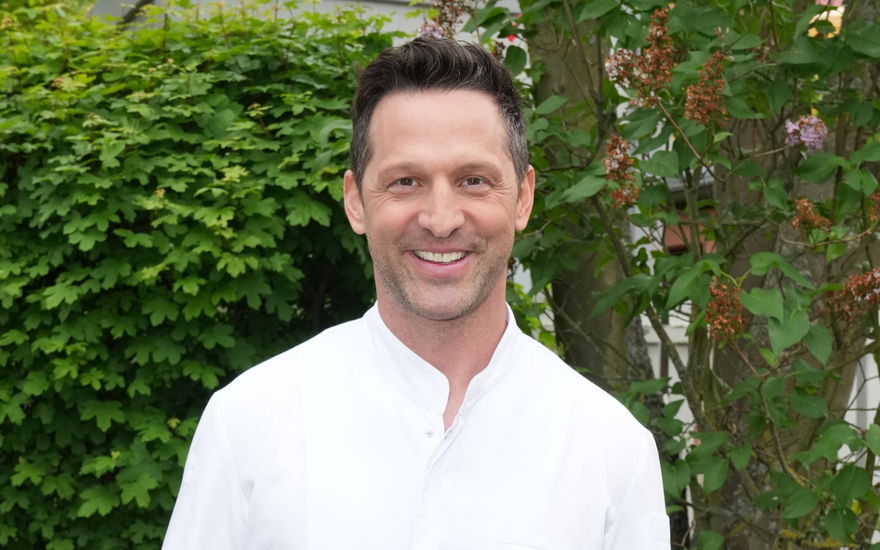 Alexander Kumptner lacht