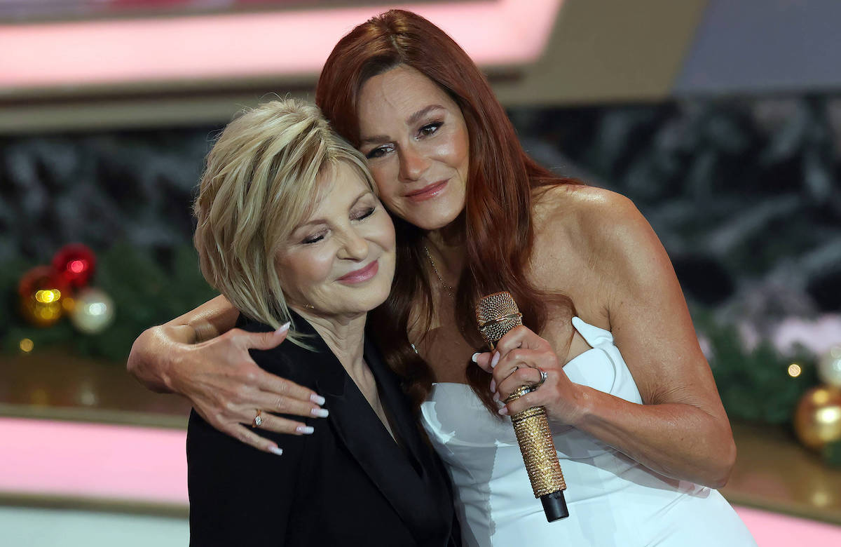 Andrea Berg umarmt Carmen Nebel